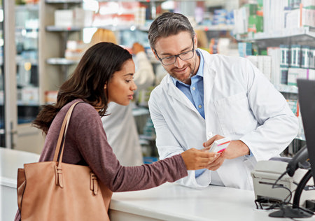 Image d'un pharmacien avec un client